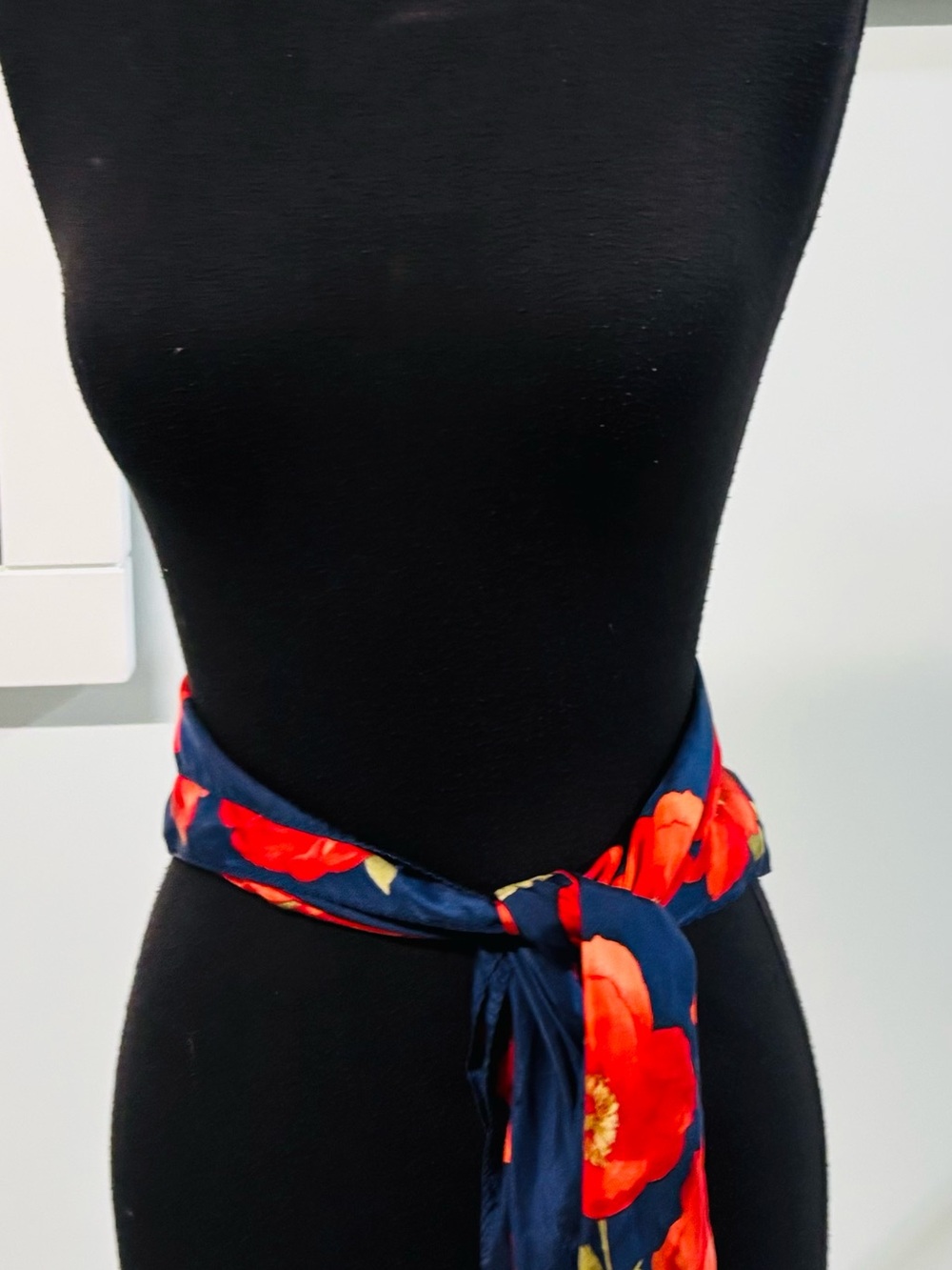 ❤️Vintage Oscar de la Renta Poppy Silk Scarf - Picture 3 of 7